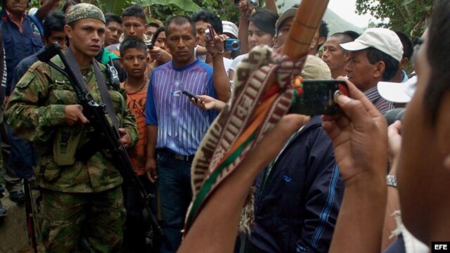 Un grupo de indígenas rodea a un guerrillero de las FARC en la vía que conduce de El Palo a Toribío.