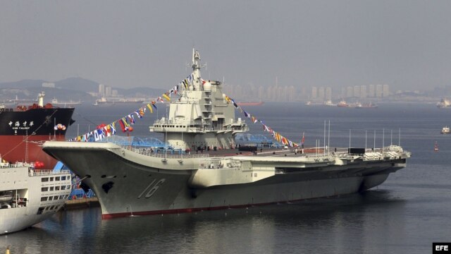 El primer portaaviones chino, Liaoning, cuando estaba en los astilleros de Dalian, China. 