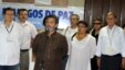 El guerrillero de las Fuerzas Armadas Revolucionarias de Colombia (FARC), Luis Alberto Albán (c), alias Marco León Calarcá, responde preguntas de la prensa a su llegada al Palacio de Convenciones de Cuba
