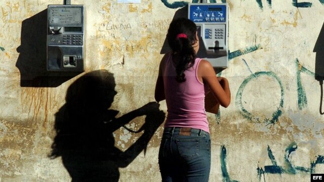 Cuba posee un teléfono público por cada 206 habitantes, sin tener en cuenta los que se encuentran averiados