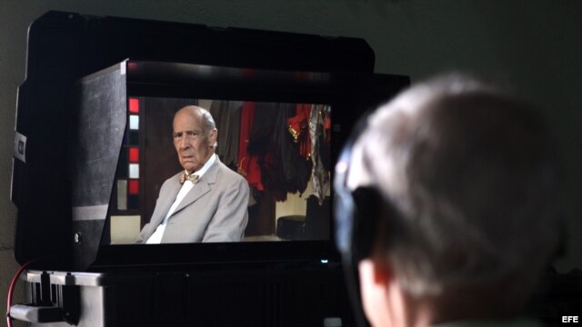 El cineasta Gerardo Chijona revisa una de las tomas hechas por el actor cubano Reinaldo Miravalles. EFE/ Alejandro Ernesto