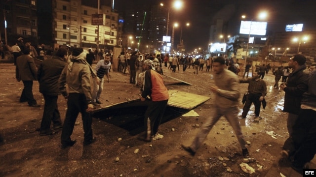 Seguidores del presidente egipcio, Mohamed Mursi, y de los Hermanos Musulmanes, pelean con opositores frente al Palacio Presidencial de El Cairo, Egipto. 