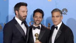 Ben Affleck(izq) producer Grant Heslov (C) y George Clooney (D) durante entrega del Globo de Oro