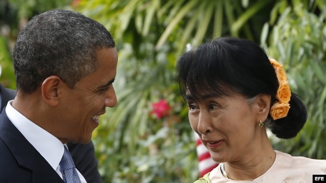 El presidente estadounidense Barack conversa con la líder de la oposición birmana Aung San Suu Kyi a su llegada a la casa de la Premio Nobel de la Paz.  