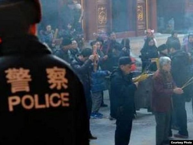 Policía China vigila religiosos
