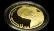 Detalle de una moneda en oro dedicada al fallecido escritor portugués José Saramago hoy, miércoles 22 de mayo de 2013.