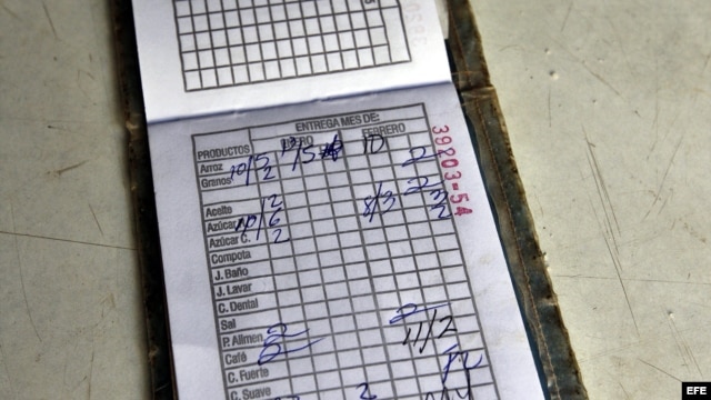 Vista de una libreta de racionamiento, símbolo de la escasez de alimentos y las dificultades económicas en Cuba