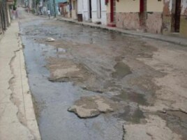 Aguas albañales en una avenida de Guanabacoa (RCCC)