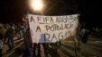 Estudiantes protestan frente al Palacio de los Bandeirantes, sede del gobierno del estado  durante una manifestación contra el aumento de la tarifa de autobús en la ciudad de Sao Paulo (Brasil). 
