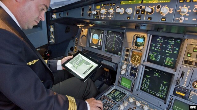 Piloto en la cabina de un avión Airbus 