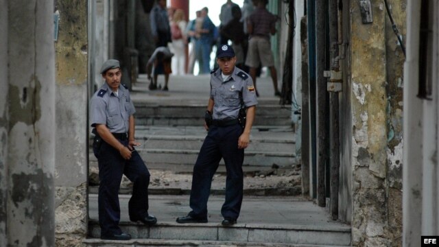 Dos policías cubanos hacen guardia en el barrio de Centro Habana, Cuba. 