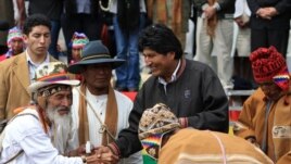 Evo Morales (C), participa con sacerdotes indígenas en las celebraciones por el solsticio de verano en el hemisferio/ 21 de diciembre 2012/Isla del Sol en el lago Titicaca (Bolivia) 