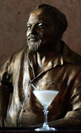 Estatua de Ernest Hemingway en el restaurante Floridita de La Habana.