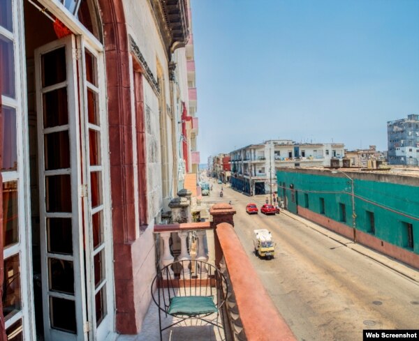 Vista de la calle Belascoaín desde el balcón de la casa particular de Diana. Al fondo el Malecón.