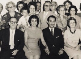 Mariano Esteva Lora, su esposa Mercedes y, entre ellos, su hija Mercy y Arsenio, el esposo de ésta. Detrás, con su nieto Cristóbal en los brazos, su hija María Teresa.