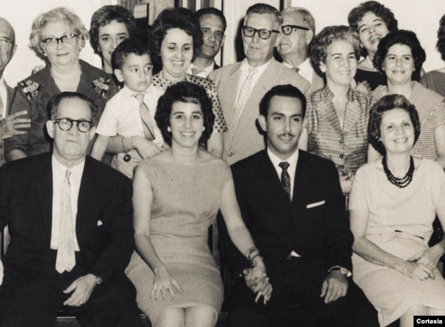 Mariano Esteva Lora, su esposa Mercedes y, entre ellos, su hija Mercy y Arsenio, el esposo de ésta. Detrás, con su nieto Cristóbal en los brazos, su hija María Teresa.
