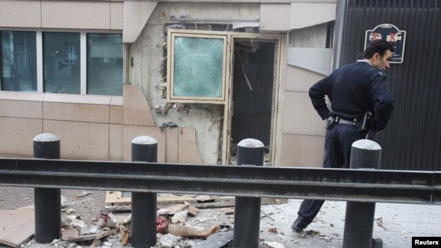 Un policía inspecciona los daños en la embajada de Estados Unidos en Ankara