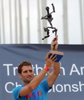 El español Marcel Zamora muestra una escultura hecha en hierro que recibió como premio tras ganar la media carrera en la Copa Iberoamericana de Triatlón, celebrada en La Habana.