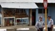Policía arrebata a opositora manilla con la palabra cambio