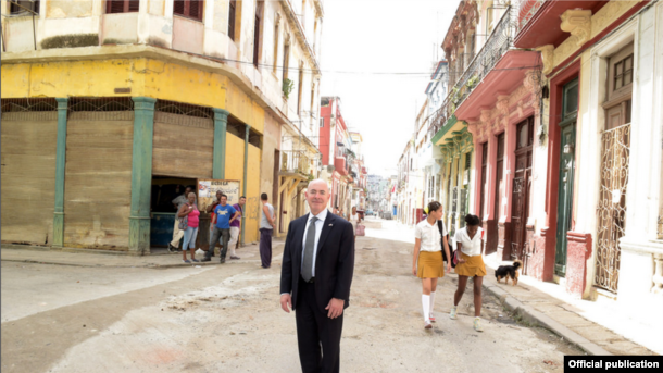 El cubano de más alto rango en el Gobierno de Obama publica fotos de su viaje a la isla