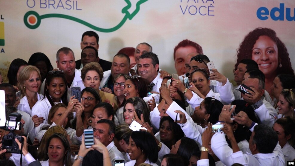 La presidenta brasileña Dilma Rousseff el 29 de abril de 2016, durante un acto en el Palacio de Planalto en Brasilia (Brasil) donde anunció la prórroga de tres años a la permanencia de médicos extranjeros.