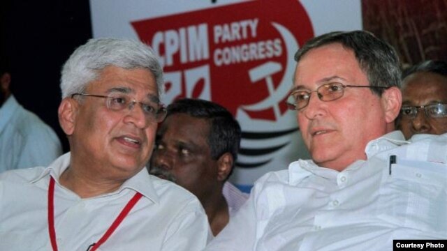 El embajador cubano en India, Abelardo Cueto, junto al líder comunista indio Prakash Karat.