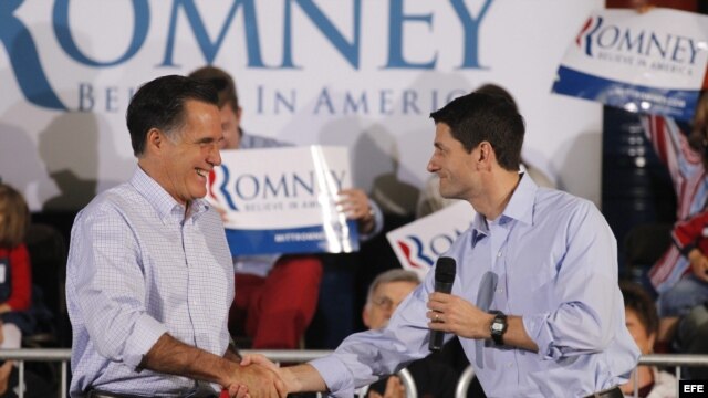 Paul Ryan (d), de Wisconsin y Mitt Romney (i), durante una evento en Milwaukee, Wisconsin, Estados Unidos. 