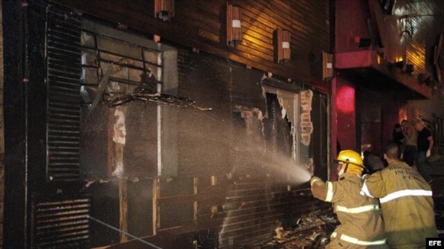 Los bomberos trabajaban en las inmediaciones de la discoteca Kiss, en la ciudad brasileña de Santa María, en el estado de Río Grande do Sul, a 286 kilómetros de Porto Alegre, la capital regional, donde la pasada madrugada se declaró un voraz incendio. 