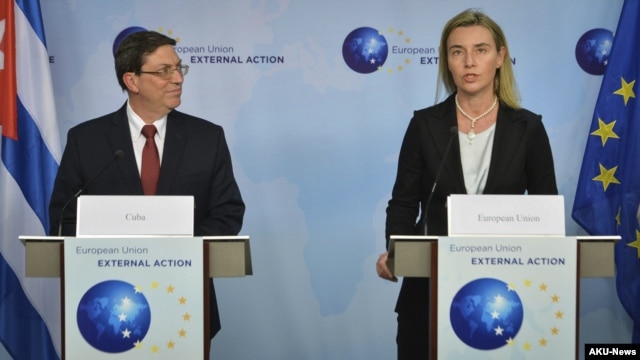 La representante de Política Exterior de la UE, Federica Mogherini (d) y el canciller de Cuba, Bruno Rodríguez (i), durante una rueda de prensa.