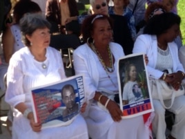 Damas de Blanco rinden tributo a Orlando Zapata.