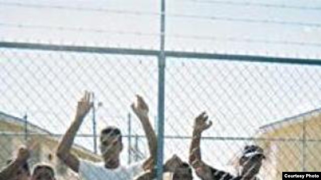 Cubanos detenidos en el Centro Carmichael, en Nassau, Bahamas (Foto cortesía de Centro por la Justicia y el Derecho Internacional).