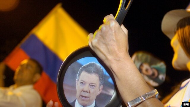Manifestantes participan en Cali en un "cacerolazo" nacional contra las políticas del presidente de Colombia, Juan Manuel Santos.