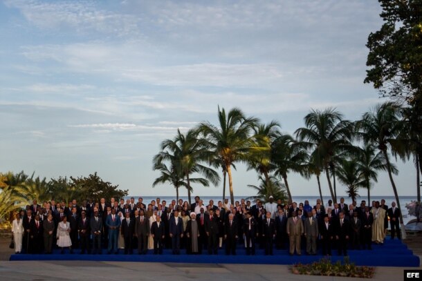 Los presidentes de los países miembros de la MNOAL posan para la fotografía oficial.