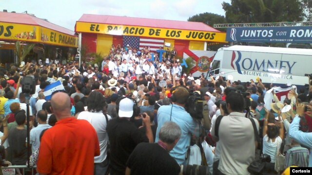 Mit Romney en el Palacio de los Jugos, en Miami. Cortesia de Jorge Riopedre. 