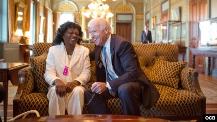 Berta Soler, líder de las Damas de Blanco con el vicepresidente de EEUU Joe Biden.