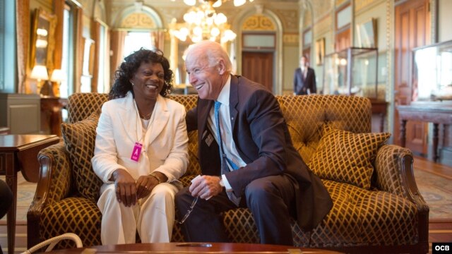 Berta Soler, líder de las Damas de Blanco, con el Vice Presidente de EEUU Joe Biden.