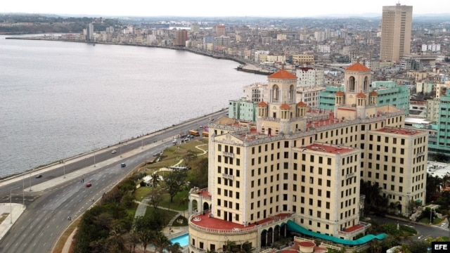 Vista de la Bahía de La Habana. En primer plano, el Hotel Nacional.