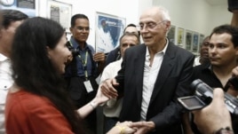 La cubana Yoani Sánchez (i), autora del blog "Generación Y", es recibida por el senador brasileño Eduardo Suplicy (2d) durante su primera jornada de visita a Brasil hoy, lunes 18 de febrero de 2013, en Feira de Santana.