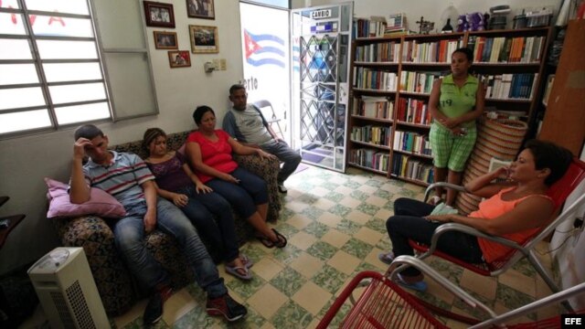 De izquierda a derecha, los opositores cubanos Yazmani Niclos, Yadira Rodríguez, Rosa María Naranjo y Fermín Zamora continúan hoy, miércoles 12 de septiembre de 2012, en una huelga de hambre, en una casa de La Habana (Cuba). 