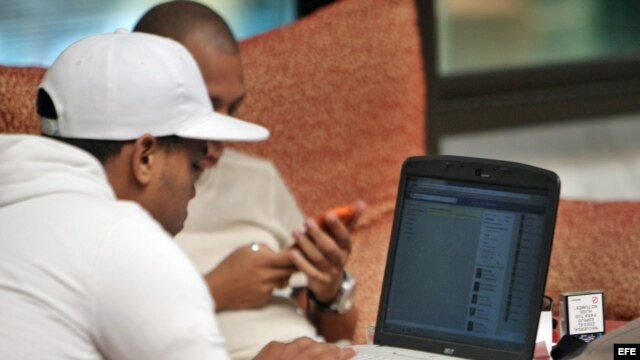 Dos jóvenes conectados a Internet en un hotel de La Habana (Cuba).