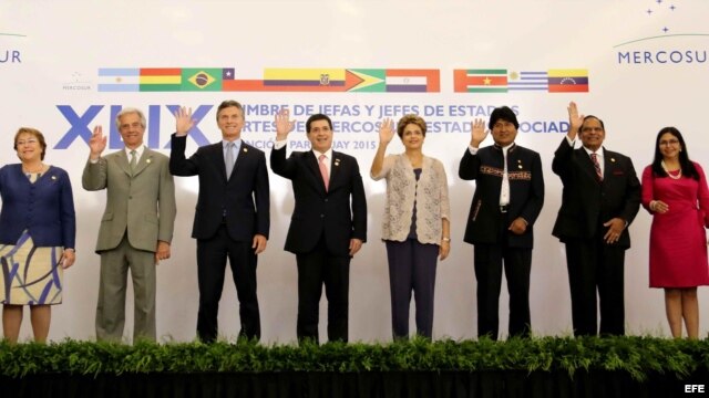 -De izquierda a derecha, la presidenta de Chile; Michelle Bachelet, el presidente de Uruguay; Tabaré Vázquez, el presidente de Argentina, Mauricio Macri, el presidente de Paraguay, Horacio Cartes, la presidenta de Brasil; Dilma Rousseff, el presidente de 