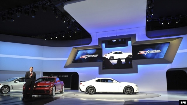 El presidente de General Motors para Norteamérica, Mark Reuss, en la presentación del nuevo coche de la compañía, el Chevrolet Z/28 (c), durante la celebración del Salón Internacional del Automóvil de Nueva York (marzo, 2013).
