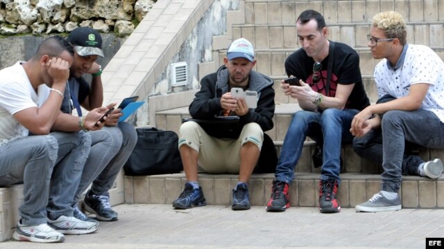 Personas conectadas a internet con sus dispositivos móviles en La Habana.