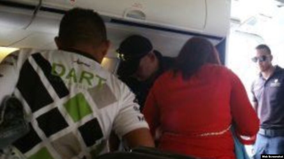 Cubanos en Islas Caimán son repatriados a Cuba.