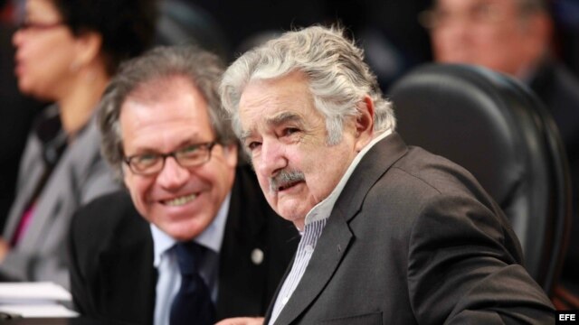 El presidente Uruguay, José Mujica (d), participa en la VI Reunión Ordinaria de Jefes de Estado y de Gobierno de la Unión de Naciones Suramericanas (Unasur), en Lima. EFE/Paolo Aguilar