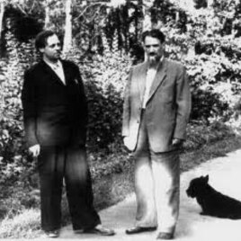 Los académicos soviéticos Sajarov (i) y Kurchatov (d).