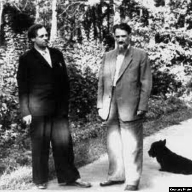 Los académicos soviéticos Sajarov (i) y Kurchatov (d).