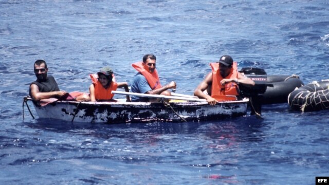 Foto de archivo de un grupo de inmigrantes cubanos llegando a las costas de Florida en un bote.