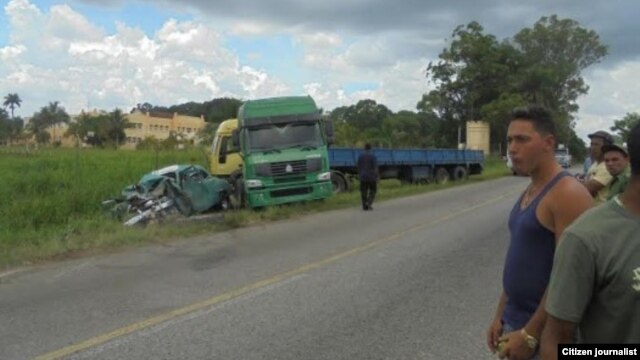 El chofer del Chevrolet 52 en la foto (izq.) falleció, y los cuatro pasajeros, cubanoamericanos, resultaron heridos.