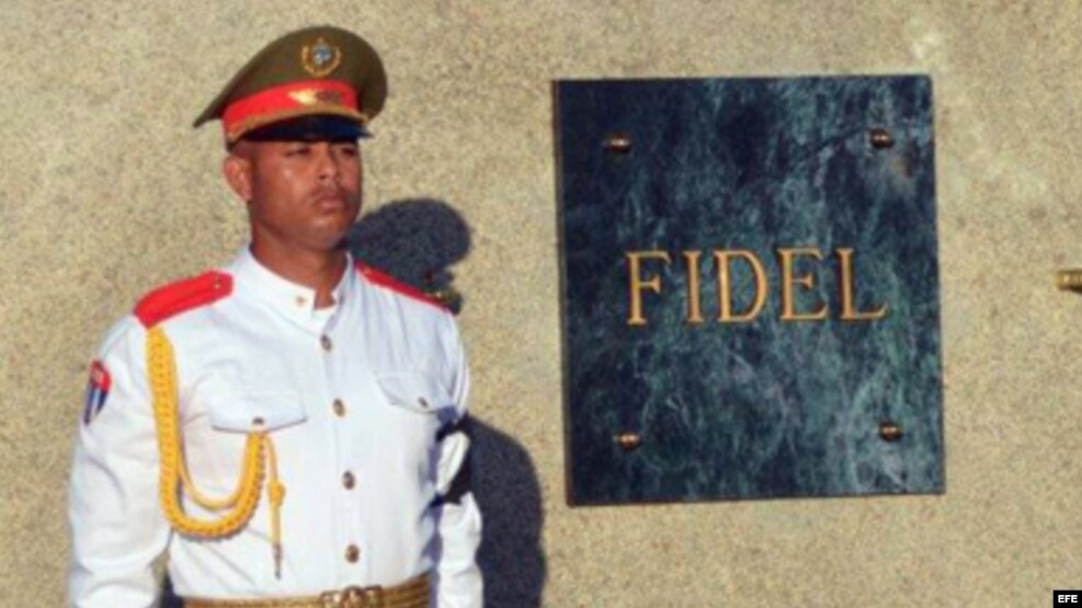 Lápida en la cripta que guarda las cenizas de Fidel Castro, identificada solo con su nombre.